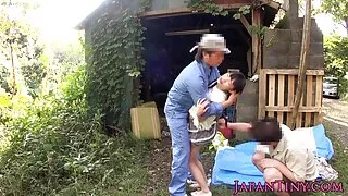 Jis įterpia ilgą gaidys pūlingas baltos jauniklį