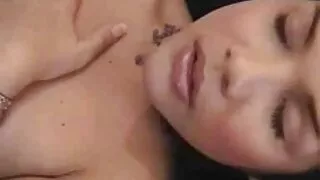 Saldus Busty šokinėja ant savo meilužio gaidys