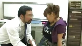 Graži mergina užsikabinęs Boobs selfie priešais veidrodį