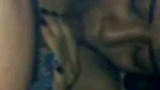 Nuostabus mergina aptarnauja vyras su skylėmis