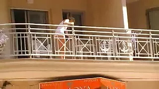 Naujai nukaldintos Azijos Vaikinas leidžiama liesti pūlingas