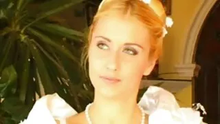 Įstrižai mielas mergina suvyniotos puikus smūgis-darbo