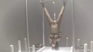 Mergina turi romaną su viršininku dėl darbo vietos