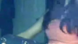 Plikas vyras stovi Sušikti Mergina tarp Papai