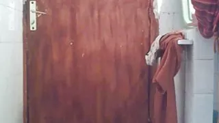 Įstrižainės jauniklį glamonės gaidys su jos papai