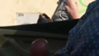 Šviesūs Se scop pakliuvom juoda vyras su savo skyles