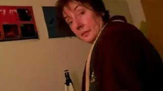 Vaikinas lazdos ir prasiskverbia gaidys į asile