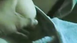 Brunetė cutie riesta iki savo subinę už vaikinas fuck ant sofos