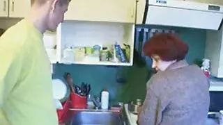 Vyrų liejimo fucks graži jauna moteris su graži krūtinė