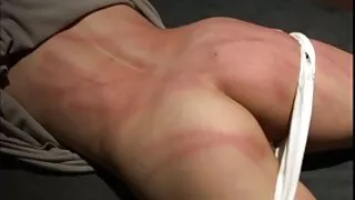 Graži Brunetė palieka varpą į oslas
