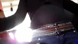 Patinka mergina su baltos spalvos vibratorius