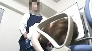 Jauna mergina ant varpos važiuoja makšties