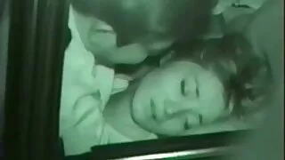 Suaugusi moteris plauti gaubtu ir papai