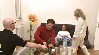 Ant kampo sofos sušikti mergina su tatuiruotėmis