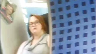 Ji nusiėmė savo juodos kelnaitės ir tupėjo ant Guard ' s Gaidys
