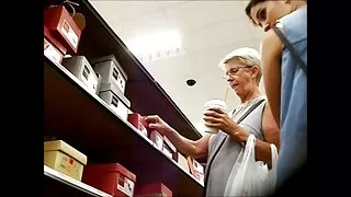 Mergina už grotų įdaryti jos asile