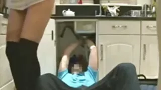 Busty trunka labai ilgą varpą į savo burną